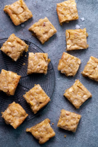 bezglutenowe blondie z orzechami macadamia