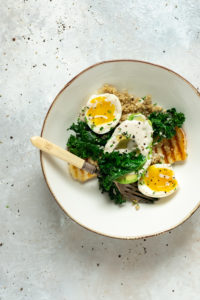 sałatka z quinoa jarmużem i serem haloumi