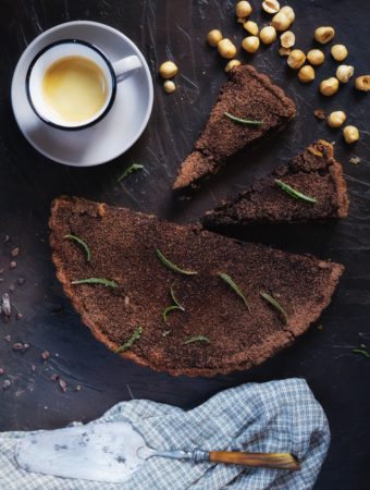 Tarta czekoladowa z orzechami laskowymi i rozmarynem